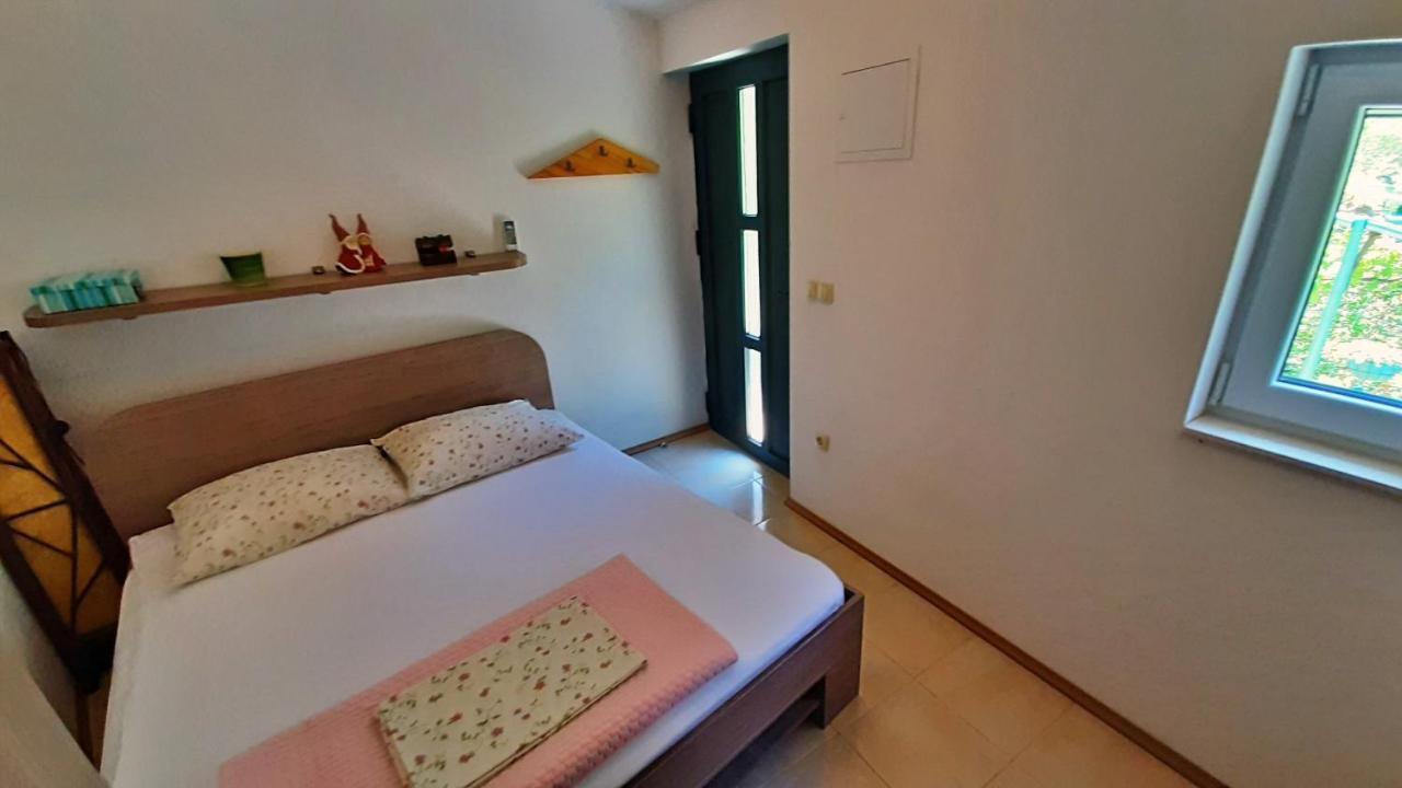 Holiday Home With A Private Pool Podspilje  ภายนอก รูปภาพ